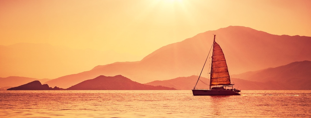 Auf einer Bootstour dem Sonnenuntergang entgegen segeln