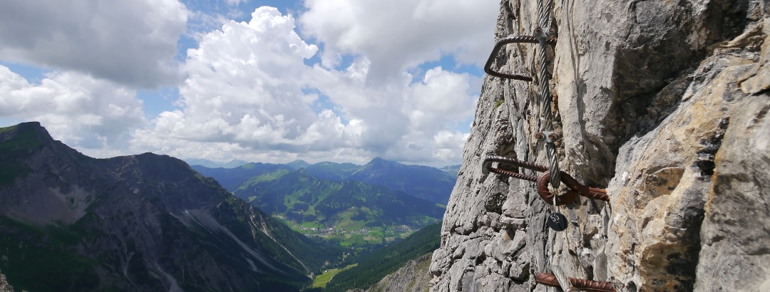 Klettersteige führen auf abenteuerlichen Routen über Felswände und Grate.
