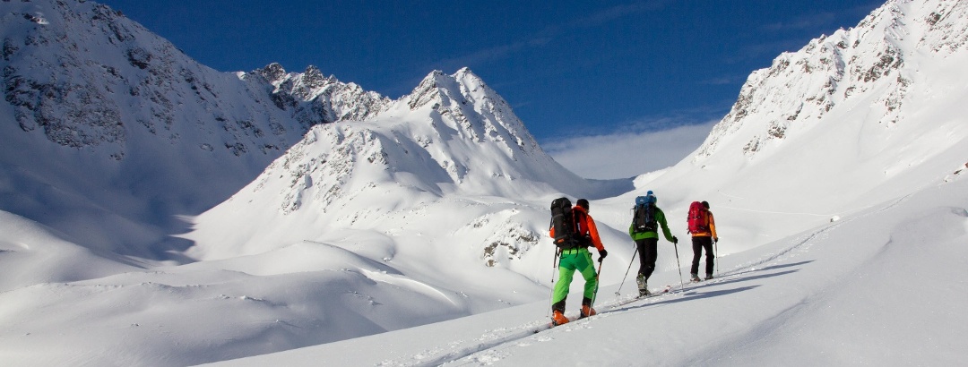 Randonnée à ski dans les montagnes enneigées